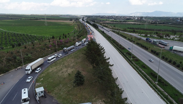 Adana'da Corona virüs denetimi sürdü uzun araç kuyrukları oluştu - Resim: 0