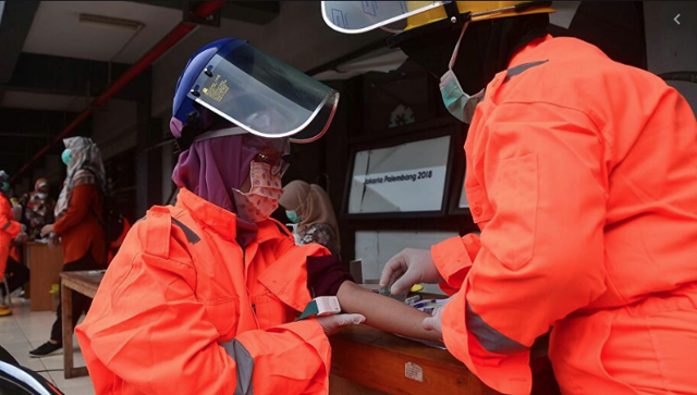 Feribottaki personelin koronavirüs olduğunu duyan yolcular denize atladı - Resim: 0