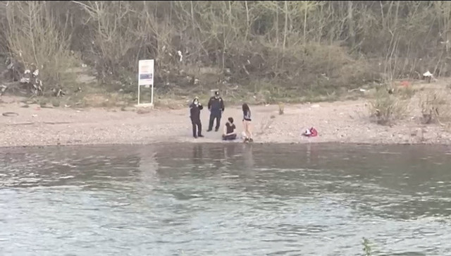 Irmak kenarında güneşlenirken yakalandılar! 6 bin 300 lira cezayı yediler - Resim: 0