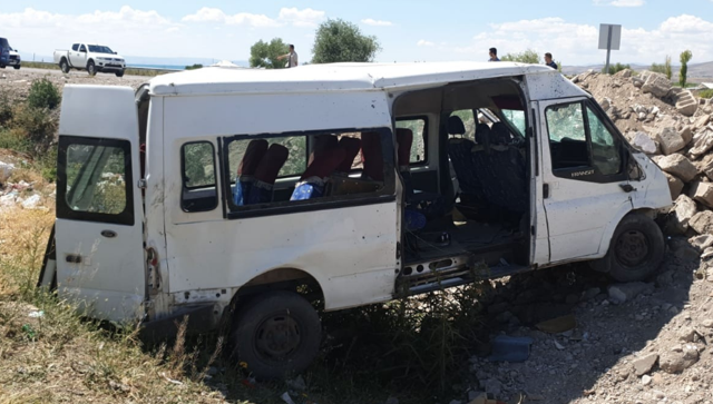 Van'da minibüs şarampole uçtu: 14 yaralı - Resim: 0