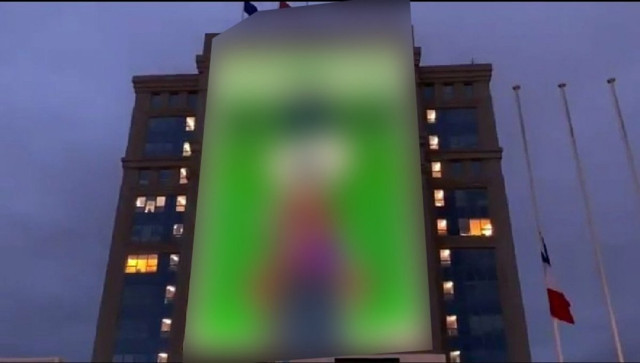 Fransa'da İslamofobi kurumsallaşıyor! Hz. Muhammed'e hakaret karikatürleri devlet binalarına yansıtıldı - Resim: 0