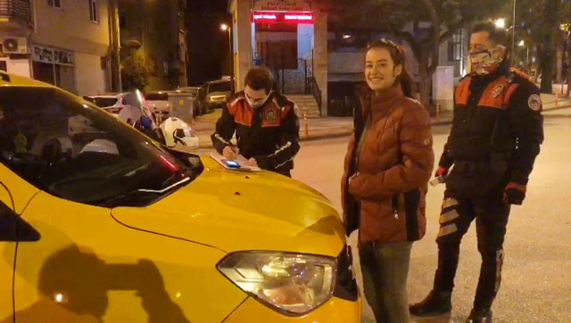 Denizil'de genç kız ceza yazılınca gülmeye başladı gazetecilere poz verdi - Resim: 0