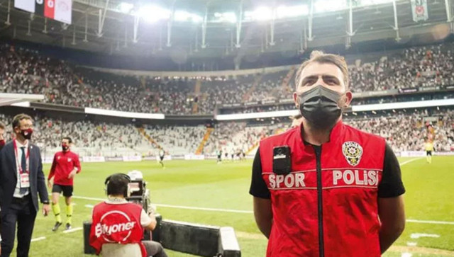 Aşısızlar maça giremedi! Aşı sahtekarları turnikede polise yakalandı - Resim: 0