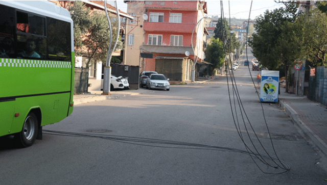 Devasa yük taşıyan TIR şehri birbirine kattı! Elektrik telleri söküldü, trafik durdu - Resim: 0