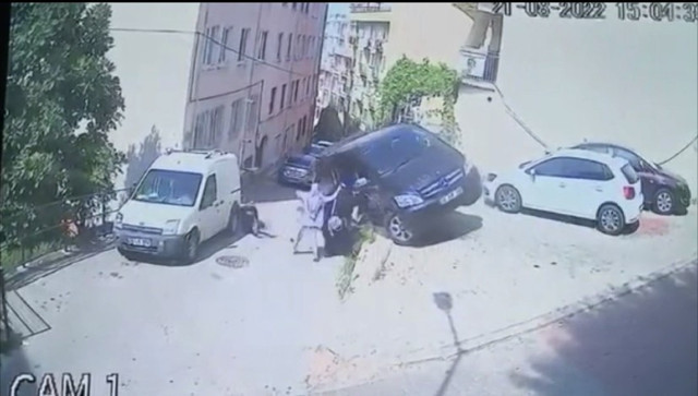 Bursa'da s&uuml;r&uuml;c&uuml;n&uuml;n &uuml;zerine devriliyordu, 2 kadın minib&uuml;s&uuml; havada tuttu! - Resim: 1