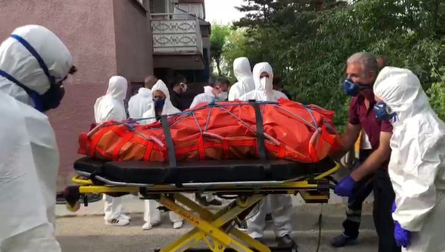 Camı söktüler olmadı! Ceset 6 saatlik çalışma sonrası evden çıkarılabildi - Resim: 0