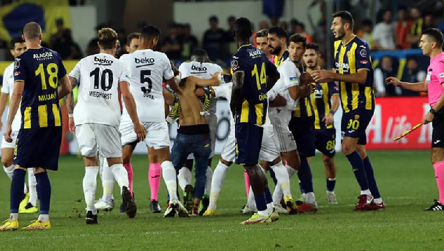 Başkent'te skandal! Ankaragücü taraftarı Beşiktaşlı futbolculara uçan tekme attı! - Resim: 4