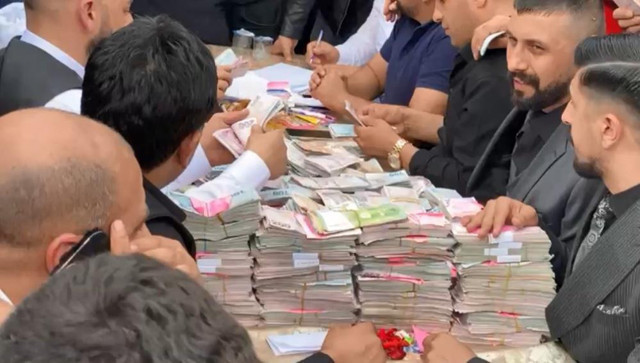 Kocaeli'de düğünde toplanan para dudak uçuklattı! Saya saya bitiremediler - Resim: 0