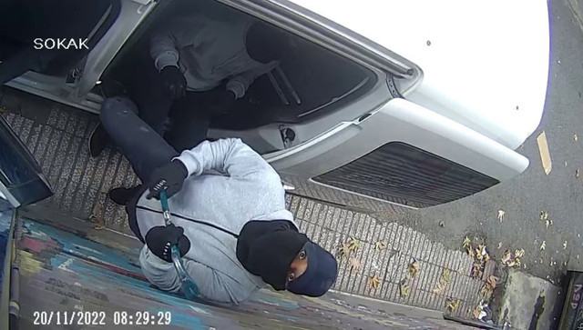 Akılalmaz hırsızlık kamerada! Otomobile yol verip soyguna devam ettiler - Resim: 1