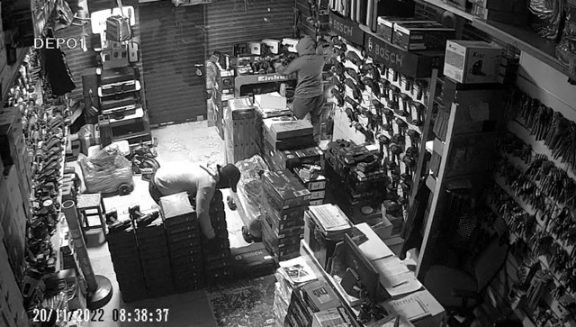 Akılalmaz hırsızlık kamerada! Otomobile yol verip soyguna devam ettiler - Resim: 0