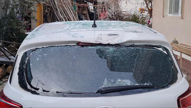 Kuvvetli lodos etkili oluyor! Binalardan kopup zarar verdi şu hale bakın - Resim: 0