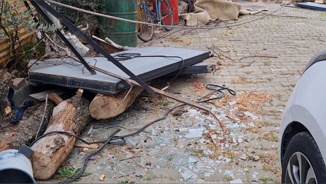 Kuvvetli lodos etkili oluyor! Binalardan kopup zarar verdi şu hale bakın - Resim: 1