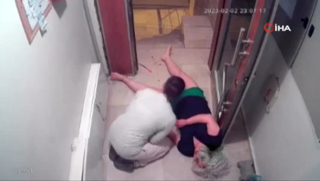 Dehşetin görüntüleri ortaya çıktı! Sevgilisi demir çubukla saldırdı, genç kadın kanlar içinde yere yığıldı! - Resim: 0