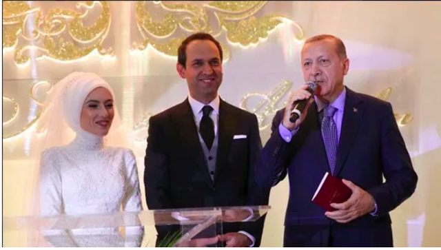 Alparslan Bayraktar kimdir, aslen nereli, kaç yaşında? Alparslan Bayraktar kiminle evli, eşi kimdir? - Resim: 0