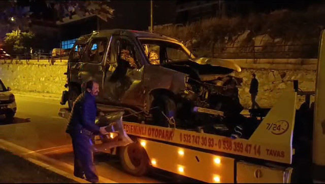 Takla atan hafif ticari araçtaki anne öldü, baba ile kızı yaralandı - Resim: 0