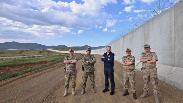 İçişleri Bakanı Ali Yerlikaya sınırda incelemelerde bulundu - Resim: 1