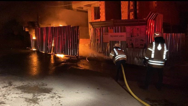 Elektrik panosu patladı, çıkan kıvılcımlar sokağı böyle aydınlattı - Resim: 1