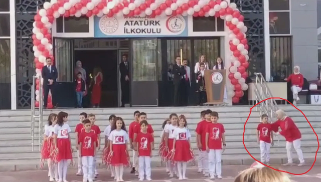 Afyonkarahisar'da vicdanları yaralayan görüntü: O çocuk provalarda da dışlanmış - Resim: 0