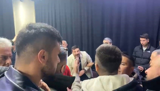 Yeniden Refah Düzce adayı Davut Güloğlu seçmenle tartıştı mikrofonu masaya fırlattı - Resim: 1