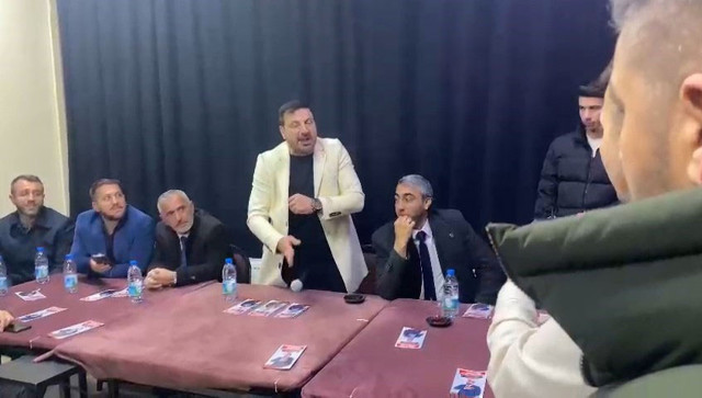 Yeniden Refah Düzce adayı Davut Güloğlu seçmenle tartıştı mikrofonu masaya fırlattı - Resim: 0