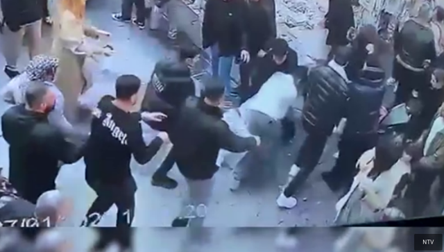 Mahmutpaşa'da hanutçu Çinli turisti dövdü - Resim: 0