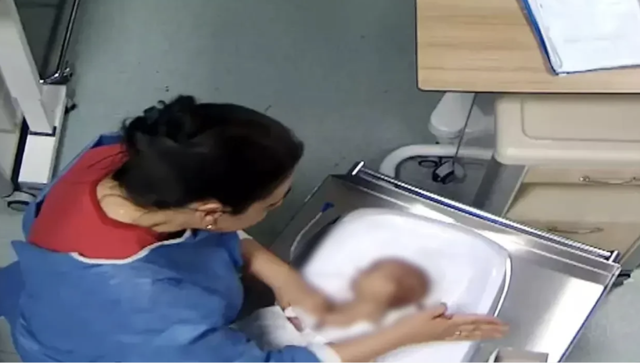 Bebek döven cani hemşireden bir skandal daha! Yeni darp görüntüleri çıktı - Resim: 1