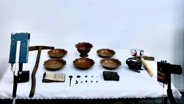 Muğla'da ceylan derisi ciltli 900 yıllık el yazması Kur'an ve tarihi eserler ele geçirildi - Resim: 1