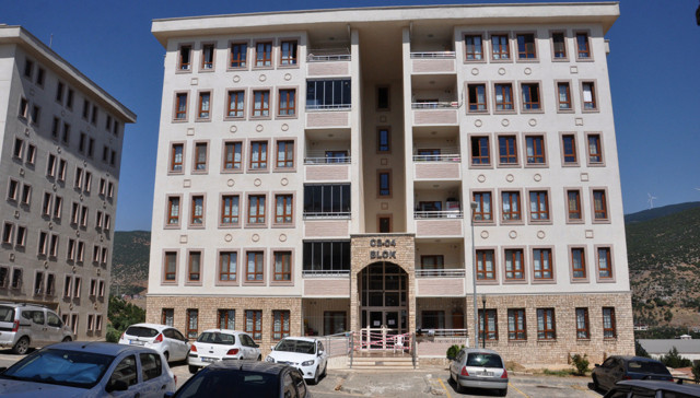 Gaziantep'te 50 kişilik bina karantinaya alındı endişeleri yüzlerine yansıdı - Resim: 1