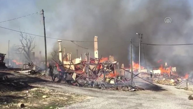 Bolu'nun Kuzfındık köyünde yangın çıktı! Alevler evlere sıçradı - Resim: 0