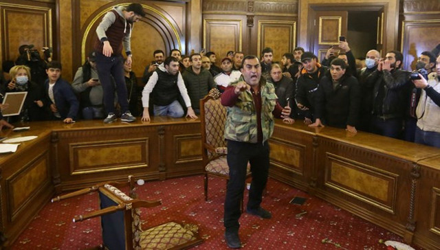 Ermenistan'da Paşinyan protestoları! Hükümet binası basıldı - Resim: 2
