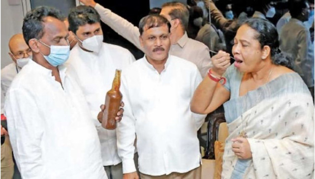 Halka 'kutsal iksir' içirmişti! Sri Lanka Sağlık Bakanı koronavirüse yakalandı - Resim: 0