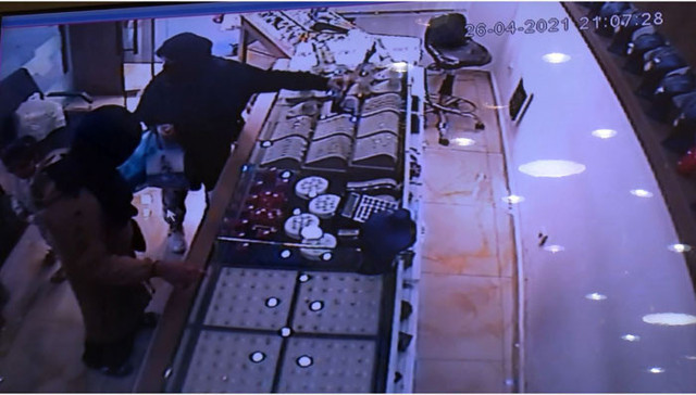 Esenler'de 18 yıllık birikimi 130 bin lirayı saniyeler içinde kaybetti - Resim: 0