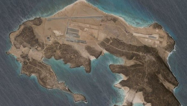 Yemen'deki volkanik adada inşa edilen gizemli hava üssü uydudan görüntülendi - Resim: 0