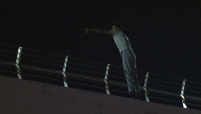 İntihar girişimi Antalya'yı karıştırdı! 3 kilometre trafik oluştu polisin hamlesi intiharı önledi - Resim: 1