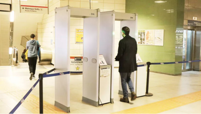 Metroya koca ekmek bıçağı sokan bomba da sokar! İstanbul metrolarında büyük zaafiyet - Resim: 1