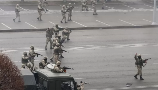 Kazakistan'da protestolar vahşete dönüştü! Göstericiler 3 polisin kafasını kesti son dakika gelişmeler - Resim: 0