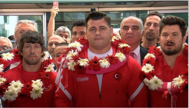 Rıza Kayaalp'e çoşkulu karşılama! Dünya Şampiyonu güreşi bırakacağı tarihi açıkladı! - Resim: 0
