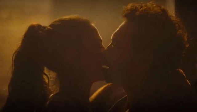 Yeni evli Demet Özdemir cesur sahnesiyle damga vurdu! "Kocan bir şey demiyor mu?" - Resim: 2