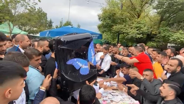 Kocaeli'de düğünde toplanan para dudak uçuklattı! Saya saya bitiremediler - Resim: 1