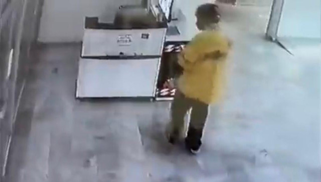 Pes dedirten görüntü: Motokurye SMA'lı bebeğin yardım kumbarasını çaldı - Resim: 1