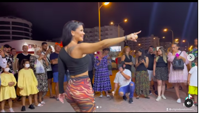 Çılgın Dondurmacı kantarın topuzunu kaçırdı! Genç kızı arka tarafa götürüp... - Resim: 2