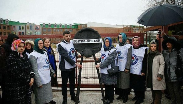 Depremzede öğrenciyi başörtülü diye okula almadılar iddiası! Bize ikinci bir travma yaşattılar - Resim: 0