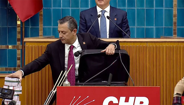 Özgür Özel'den Bahçeli'ye yanıt! Kürsüde valiz dolusu parayı çıkardı: Devlet Bey'e hediyem olsun - Resim: 0