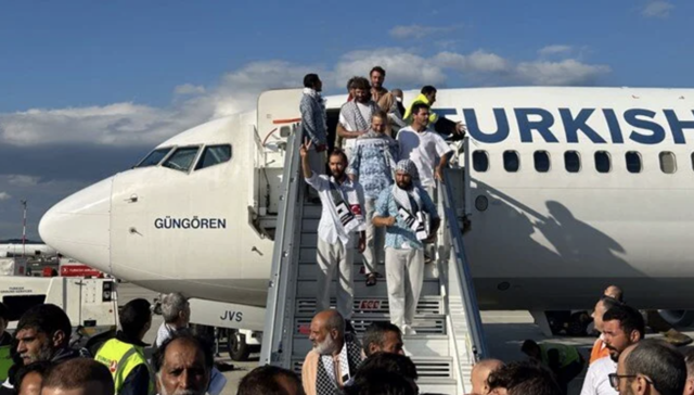 İsrail'in alıkoyduğu aktivistleri getiren THY uçağı İstanbul'a ulaştı - Resim: 1