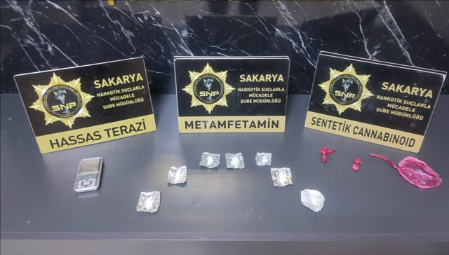 Sakarya'da uyuşturucuyu tuvalette imha etmeye çalışan 3 şüpheli gözaltına alındı - Resim: 0