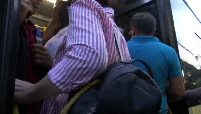 Metrobüste çileli yolculuk... Sabah akşam binme telaşı yer kapma kavgası... - Resim: 1