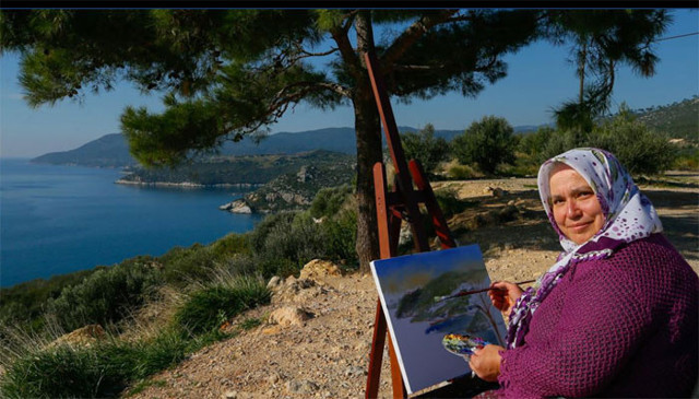 İzmir'de 'şalvarlı ressam' mutluluğun resmini çizdi - Resim: 1