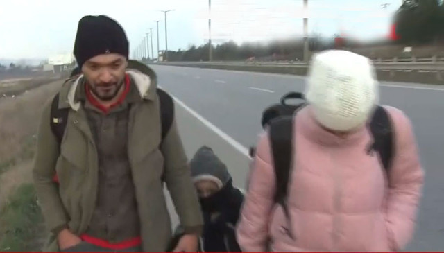 Türkiye kapıları açtı Edirne'de göçmenler Yunanistan sınırına yürüyor işte o görüntüler - Resim: 1