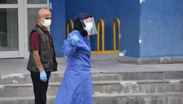 Korona hastası adam sokakta yakalandı yine firar etti - Resim: 0