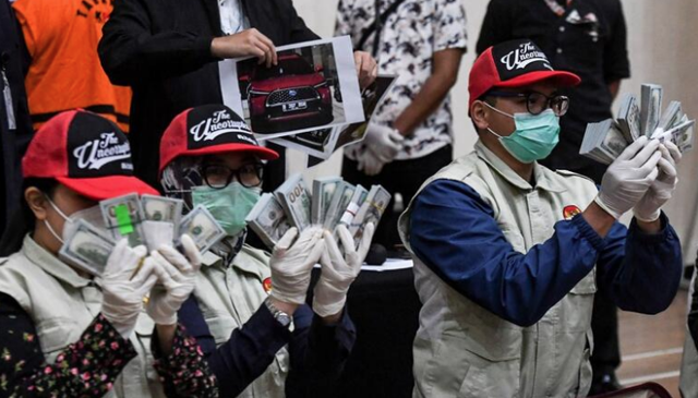 Endonezya'da skandal! Bakan bavullar dolusu parayla teslim oldu - Resim: 0